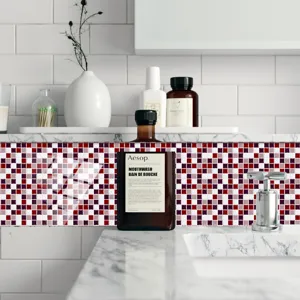 Primer plano detallado de pegatinas de azulejos de mosaico de cristal en el baño.