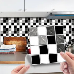 Détail d'autocollant de carrelage mosaïque 3D autocollant, motif carré noir et blanc mur.