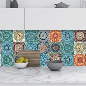 Vue détaillée de stickers carrelage mandala coloré, crédence cuisine adhésive déco murale.