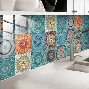 Vue rapprochée détaillée de stickers de carrelage mandala, papier peint cuisine.