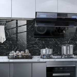 Carta da parati adesiva effetto marmo impermeabile per cucina, finitura nera elegante.