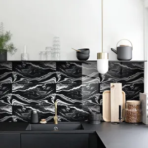 Vista detallada del papel pintado adhesivo para salpicaderos de cocina con textura de mármol.