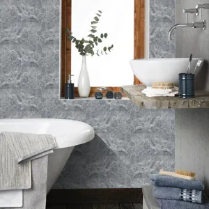 Vista dettagliata della carta da parati adesiva per piastrelle in marmo grigio bagno.