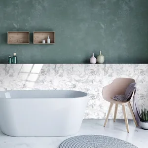 Vista dettagliata dell'adesivo murale effetto marmo nel design del bagno moderno.