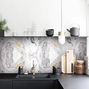 Vista cucina dettagliata con adesivo murale marmo grigio ed eleganti dettagli dorati.