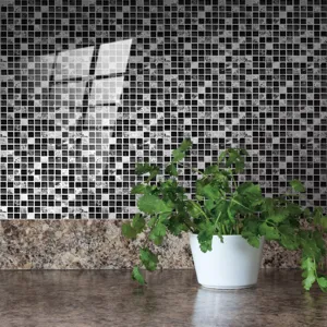 Adesivo per piastrelle a mosaico in bianco e nero con pellicola di cristallo, dettaglio.