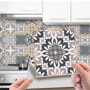 Dettaglio in primo piano dell'adesivo per piastrelle mandala per decorazione cucina.