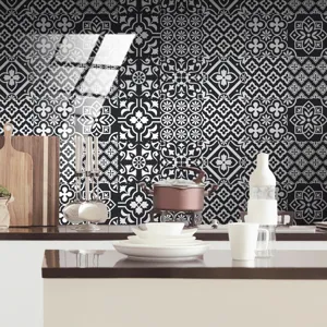 Vista dettagliata di adesivi per piastrelle retro bianco e nero con pellicola impermeabile.