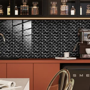Vista dettagliata dell'adesivo per piastrelle a mosaico lucido per parete della cucina.