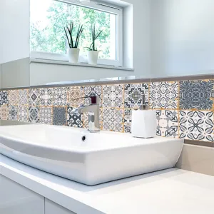 Vista dettagliata di adesivi per piastrelle impermeabili con motivo mandala per decorazione murale.