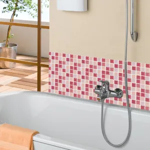 Vue détaillée d'un autocollant de carrelage mosaïque rose sur un mur de salle de bain, étanche.