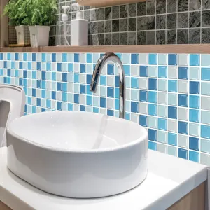 Détail d'autocollant de carrelage en mosaïque bleue pour déco murale de cuisine.