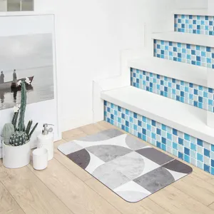 Autocollants de carrelage en mosaïque bleue pour escalier et tapis de sol géométrique.