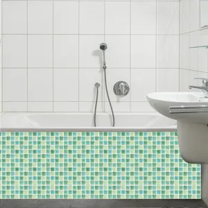 Vue détaillée d'un autocollant de carrelage mosaïque cristal vert appliqué sur baignoire.