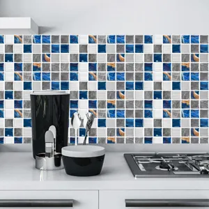 Primer plano de adhesivo de azulejos de mosaico azul y gris, decoración de cocina.