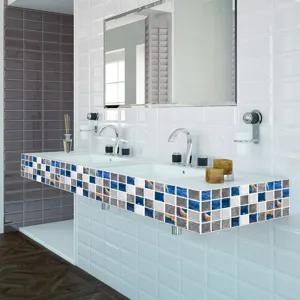 Vista detallada del adhesivo de azulejos de mosaico azul y gris en el borde del tocador.