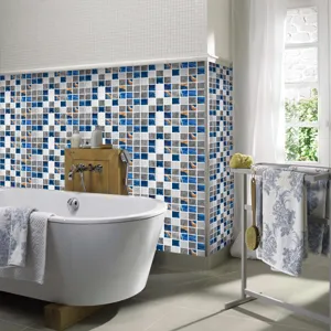Primer plano de pegatinas de azulejos de mosaico autoadhesivas para decoracion de paredes.