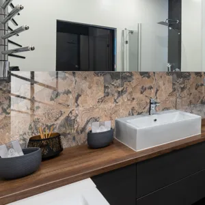 Vue détaillée d'adhesif carrelage film cristal texture marbre ardoise salle de bain.