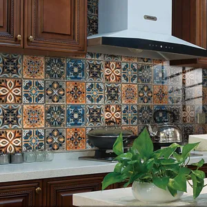Detalle de cocina con pegatinas de azulejos retro autoadhesivas decorativas en pared.