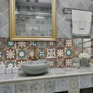 Vue detaillee d'autocollants de carrelage retro, stickers muraux mosaique pour deco.