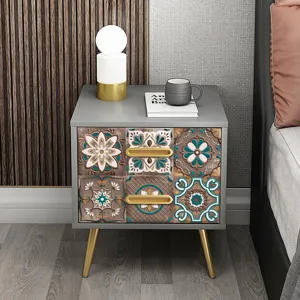 Vue détaillée d'autocollants de carrelage floral vintage sur le tiroir avec motifs de mosaïque.
