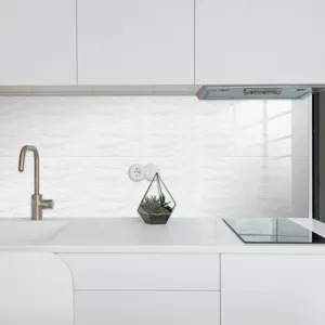 Adhesif carrelage cristal avec motif marbre ardoise pour detail de dosseret cuisine.