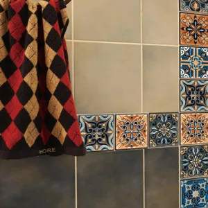 Vista detallada en primer plano de pegatinas de azulejos retro con patrones tradicionales.