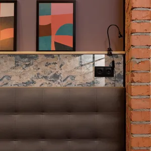 Autocollants de carrelage effet marbre avec finition brillante en film cristal pour mur.