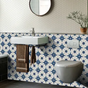 Detailopname van blauw-witte sterren mozaïek muursticker in badkamer, DIY zelfklevend PVC.