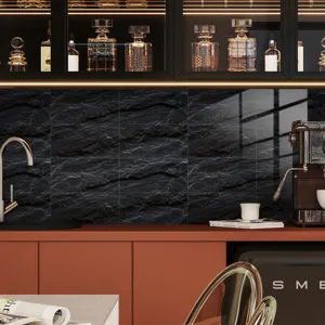 Adhésif carrelage en film cristal avec texture ardoise marbre noir, vue de détail cuisine.