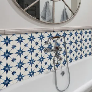 Close-up van blauw-witte sterrenpatroon PVC tegelsticker aangebracht op de badkamer muur.