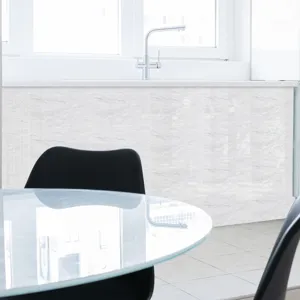 Vue rapprochée d'autocollant de carrelage en marbre adhésif avec finition film cristal cuisine.