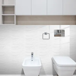 Vue détaillée d'autocollants de carrelage en cristal avec texture de marbre blanc.