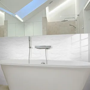 Vue détaillée de l'adhésif carrelage effet marbre dans une salle de bain moderne avec baignoire.