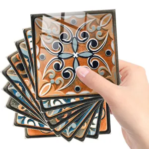 Adhesivos para azulejos cuadrados retro con un acabado brillante y bonito motivo floral.