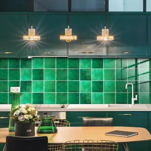 Vista detallada de pegatinas de azulejos de patrón cuadrado verde vintage, decoración de pared.