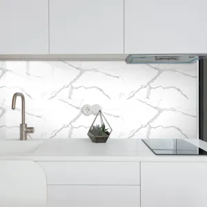 Vista detallada del adhesivo para salpicaduras de cocina con textura de mármol blanco.