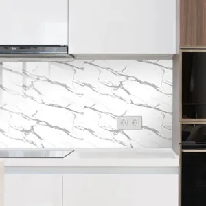 Detalle de adhesivo de azulejos de mármol para cocina con superficie de película de cristal.
