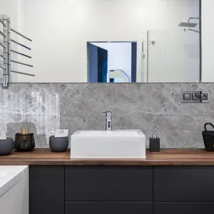 Detalle de pegatina de azulejo de pared con textura de marmol gris, lamina decorativa.