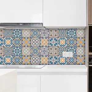Vista dettagliata di adesivi per piastrelle con motivo mandala in un paraschizzi da cucina moderno.