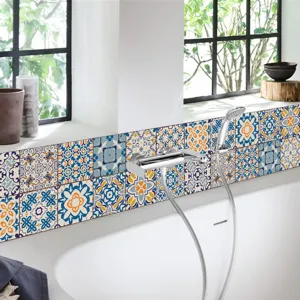 Vista dettagliata adesivi per piastrelle motivo mandala, design parete bagno decorativo blu e giallo.