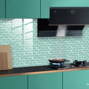 Dettaglio adesivo piastrelle cucina PVC, carta da parati impermeabile per rinnovo.
