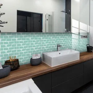 Primo piano dettagliato degli adesivi per piastrelle a mosaico verde per la parete del bagno.