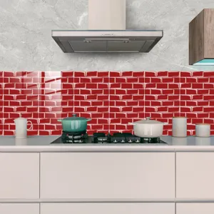 Dettaglio adesivo piastrelle mattone rosso lucido, foglio PVC impermeabile per cucina.