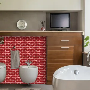 Vista dettagliata dell'adesivo murale in PVC con motivo a mattoni rossi in una moderna stanza da bagno.