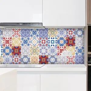 Vista dettagliata di adesivi per piastrelle da cucina con motivi mandala e finitura lucida.