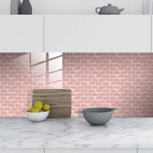 Vista dettagliata dell'adesivo per piastrelle in PVC rosa mattone per la cucina moderna.