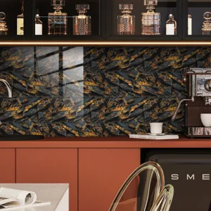 Dettaglio adesivo murale texture marmo che mostra il design del paraschizzi cucina.