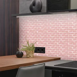 Dettaglio adesivo murale effetto mattone rosa, carta da parati cucina PVC impermeabile.