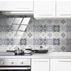 Dettaglio adesivo per piastrelle da cucina con motivo decorativo retrò impermeabile.